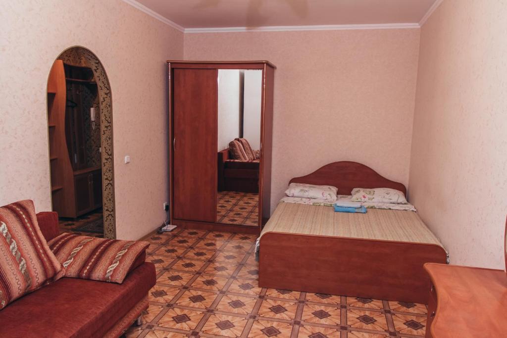 Apartment "Berloga 55" na Ordzhonikidze客房内的一张或多张床位