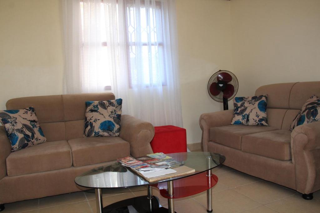 恩德培Wemofa Pad Self-Catering Apartment的客厅配有沙发和桌子