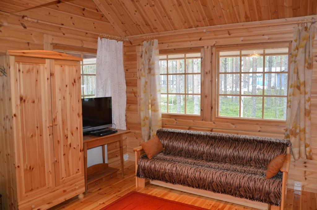 VaalaVilla Sarastus的小木屋内带沙发的客厅