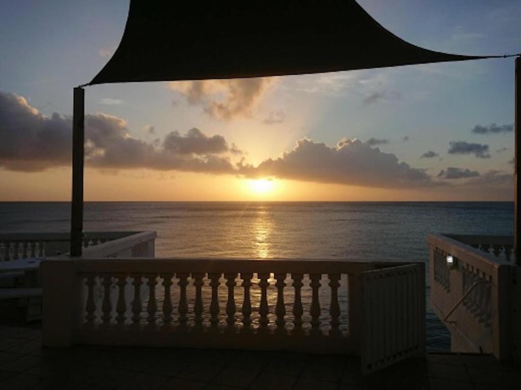 拉贡我的梦想公寓的从阳台上欣赏海洋上的日落