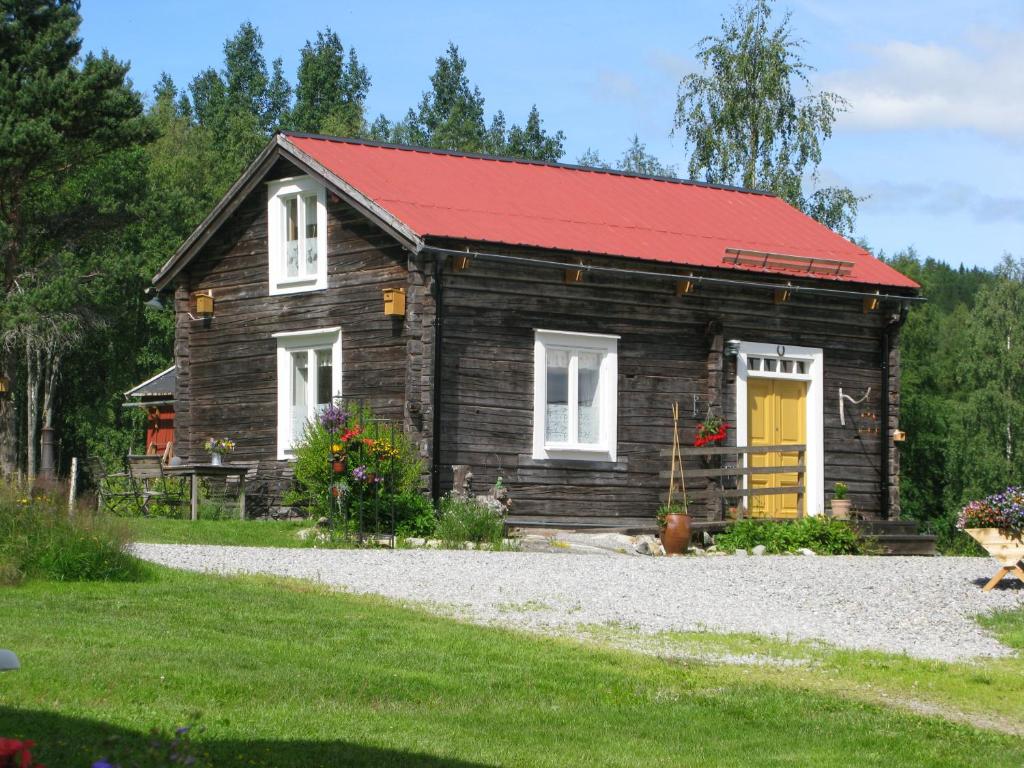 LugnvikStuga Lugnvik的一间设有红色屋顶的小小木屋