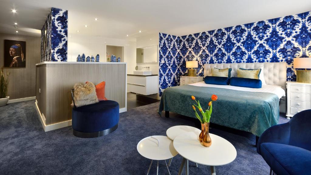 登博斯凡德瓦克酒店的酒店客房设有床、沙发和桌子。