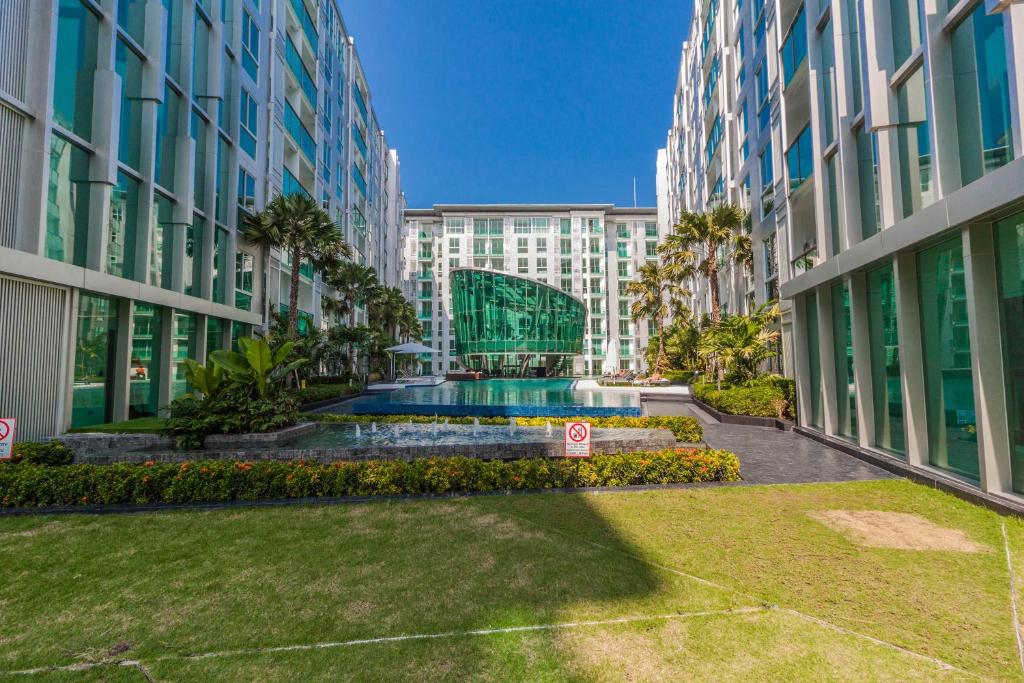 芭堤雅市中心City Center Residence By Pattaya Sunny Rentals的一座大建筑,中间有一个喷泉