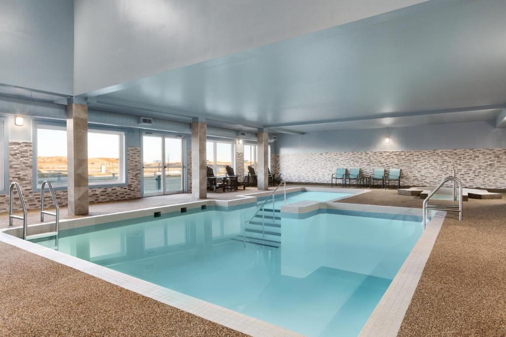 Balzac卡尔加里北巴尔扎克戴斯酒店的大楼里一个蓝色的大泳池