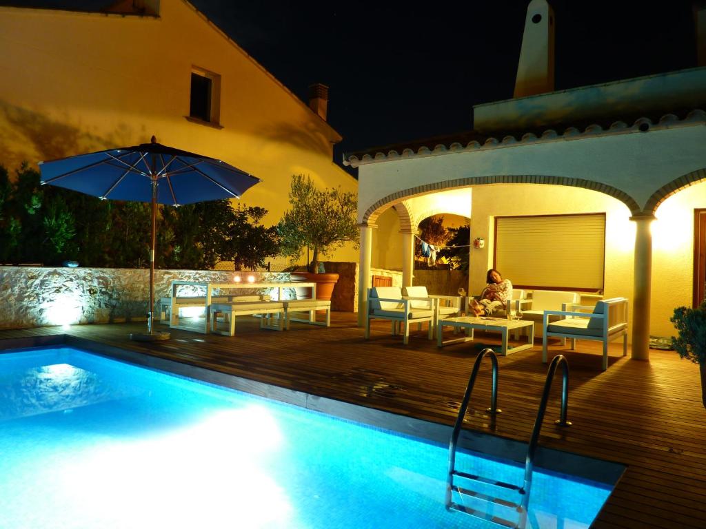 桑特佩尔佩斯卡多尔Villa Mas Sopes的一座晚上设有游泳池的房子