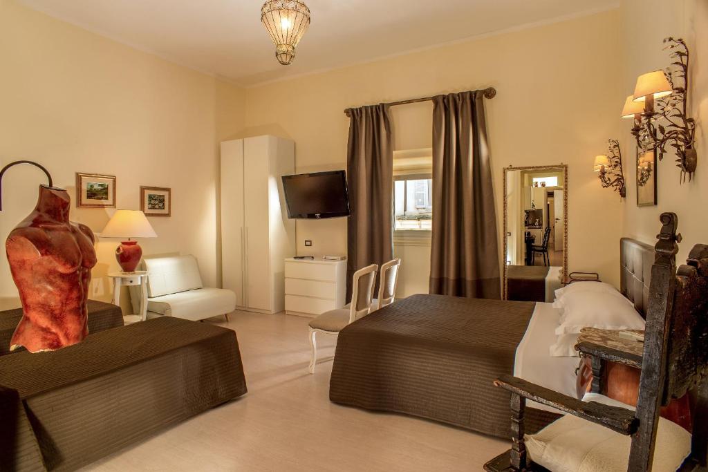 罗马罗马市中心旅馆的一间卧室设有一张床和一间客厅。