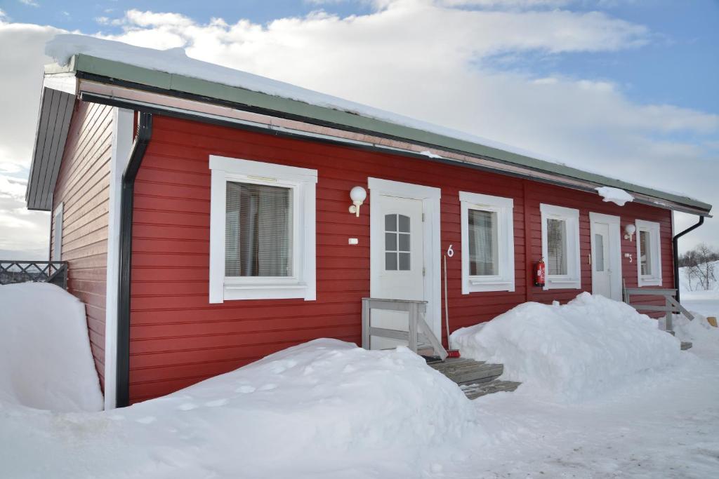 基尔匹斯扎我维Guesthouse Haltinmaa的前面有雪的红色房子