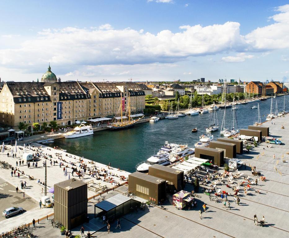 哥本哈根哥本哈根埃德莫瑞酒店的享有码头和水中船只的景色