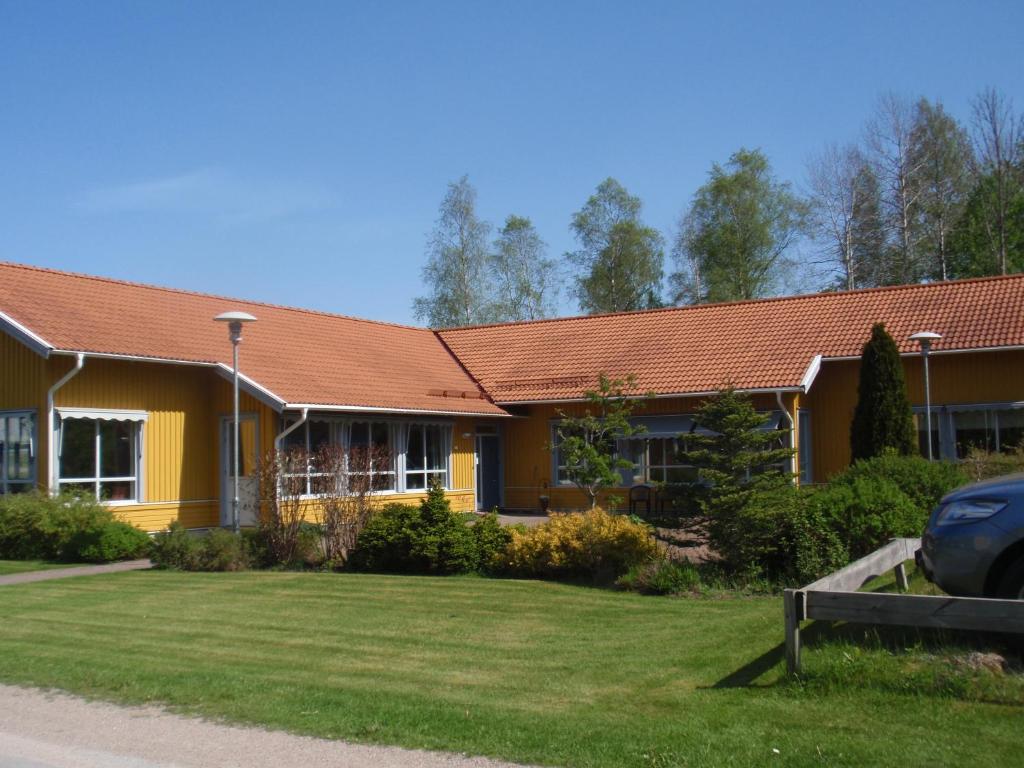 乌德瓦拉Örtagården的黄色的房屋,有红色的屋顶