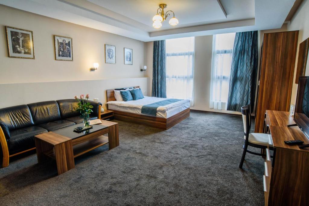 扬博尔Park-Hotel Yambol的酒店客房,配有床和沙发