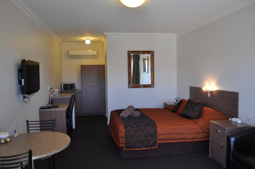 奥古斯塔港奥古斯塔庭院汽车旅馆的酒店客房配有一张床铺和一张桌子。