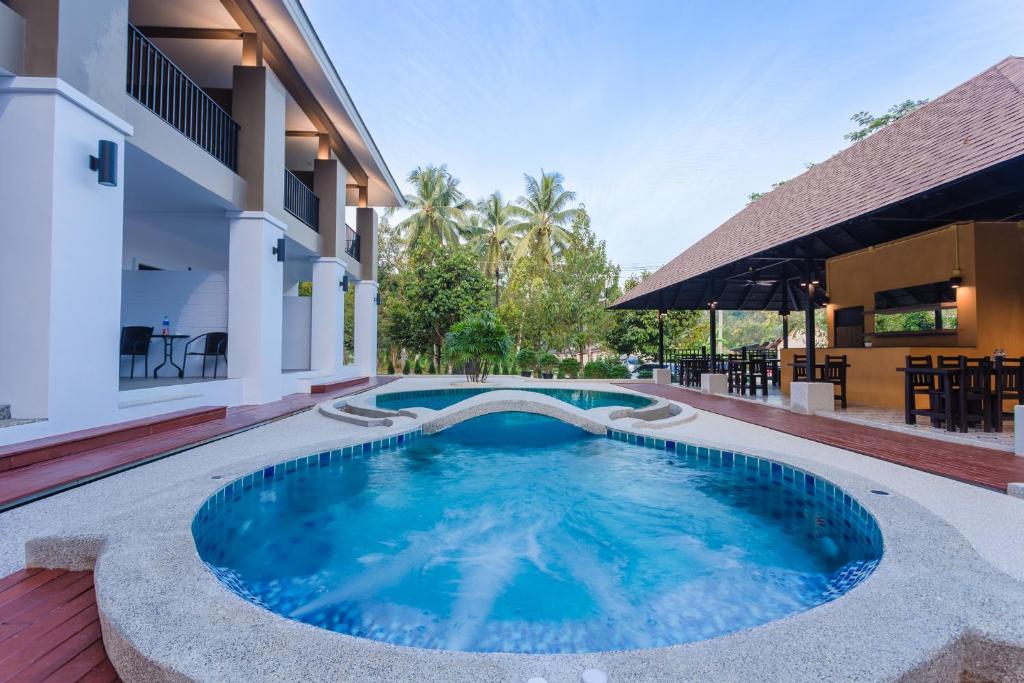 The Retreat Khaolak Resort - SHA Extra Plus内部或周边的泳池