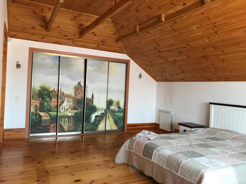 GrigorʼyevkaПриватний будинок для сімейного відпочинку з басейном і сауною的卧室设有大窗户和一张床