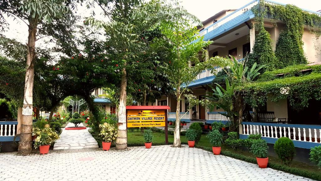 索拉哈奇特旺乡村度假酒店的前面有树木和植物的建筑