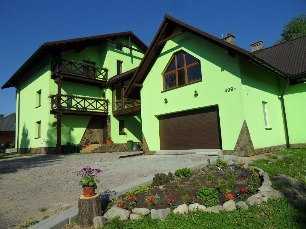 拉伊恰Leniwy Motyl的绿色房子,设有车库和车道