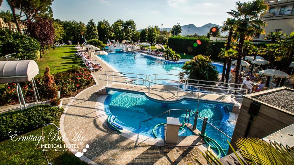 阿巴诺泰尔梅呃米塔贝莱尔医疗酒店的享有度假村游泳池的顶部景致