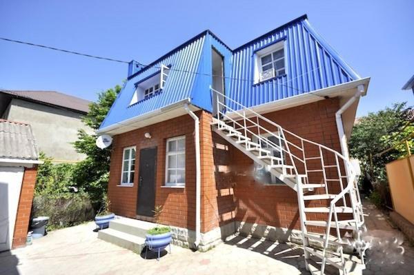 格连吉克"Уют"的蓝色屋顶和楼梯的砖屋
