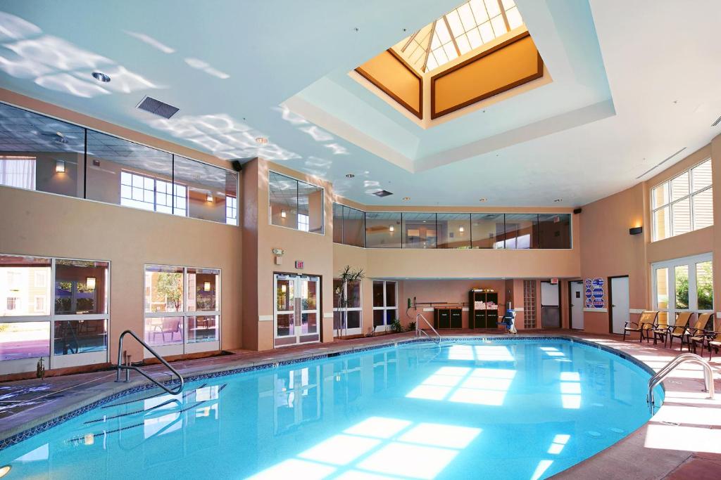 威廉姆斯大峡谷铁路酒店的大型游泳池,位于酒店,拥有大型天花板