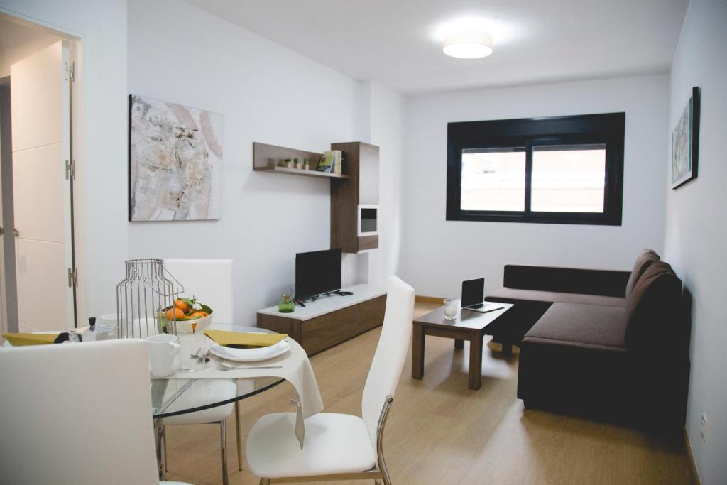 格拉纳达格拉纳达自由公寓的客厅配有桌子和沙发