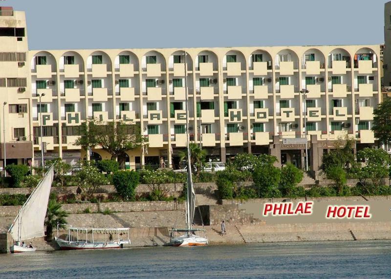 阿斯旺阿斯旺菲莱酒店的在酒店前面的水面上的帆船