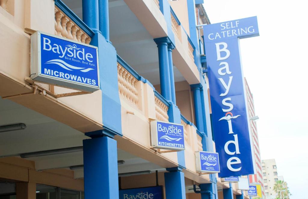 德班Bayside Hotel & Self Catering 110 West Street的建筑的侧面有蓝色标志