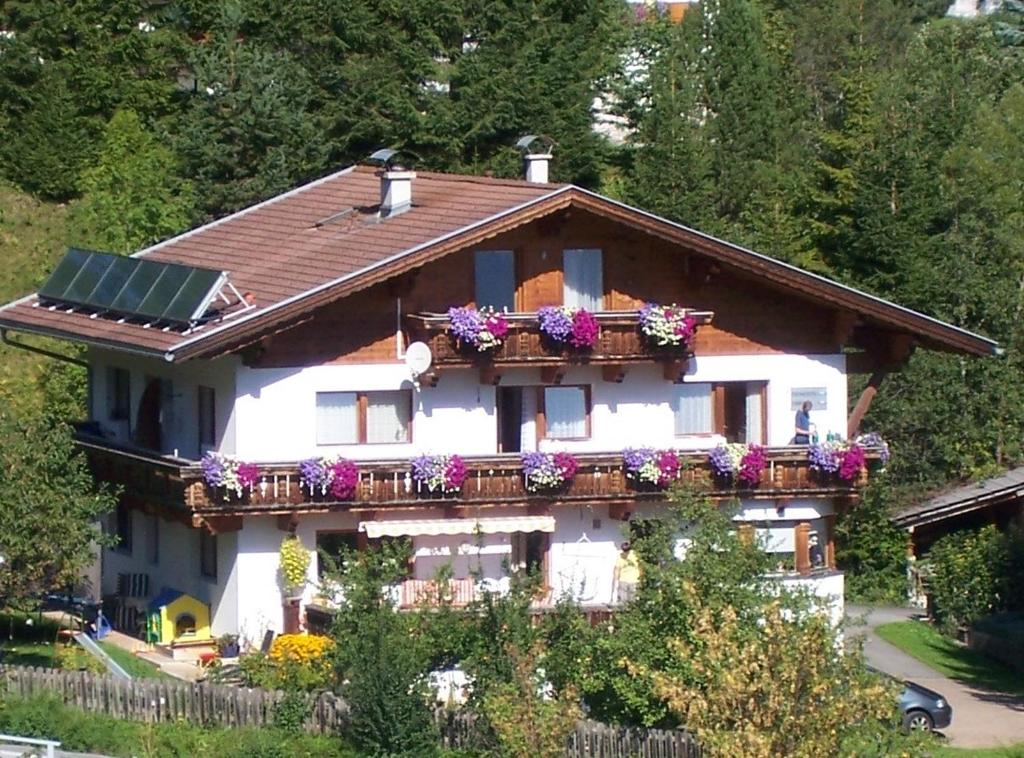 莱尔莫斯Haus Bergwelt的一座房子,阳台上种着鲜花