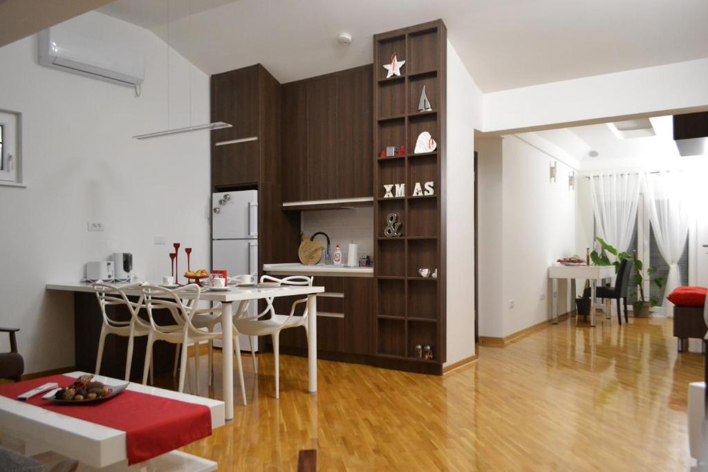 弗尔沙茨Apartment Fine Living 122的厨房以及带桌椅的起居室。