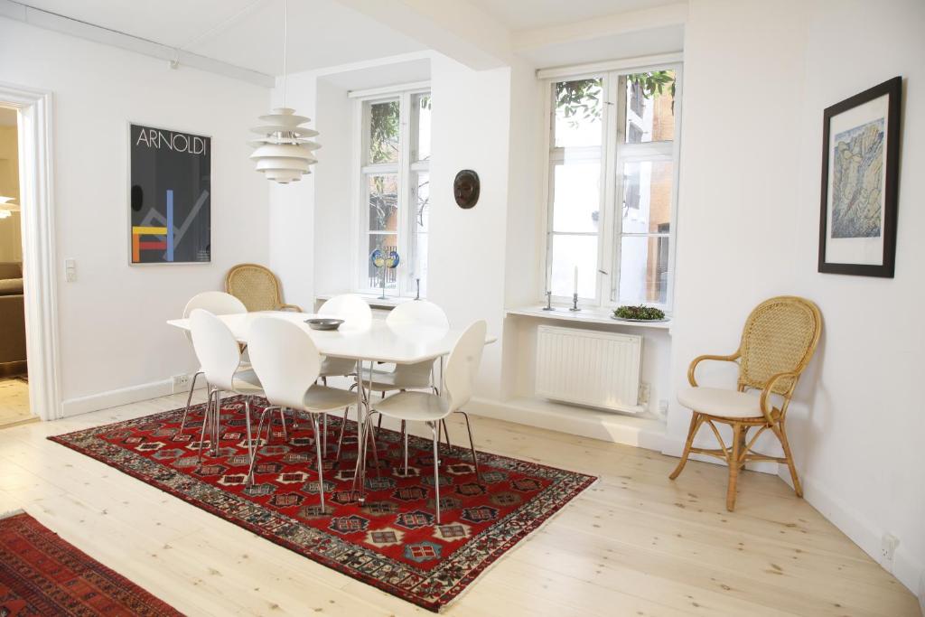 哥本哈根哥本哈根公寓的白色的用餐室配有白色的桌椅