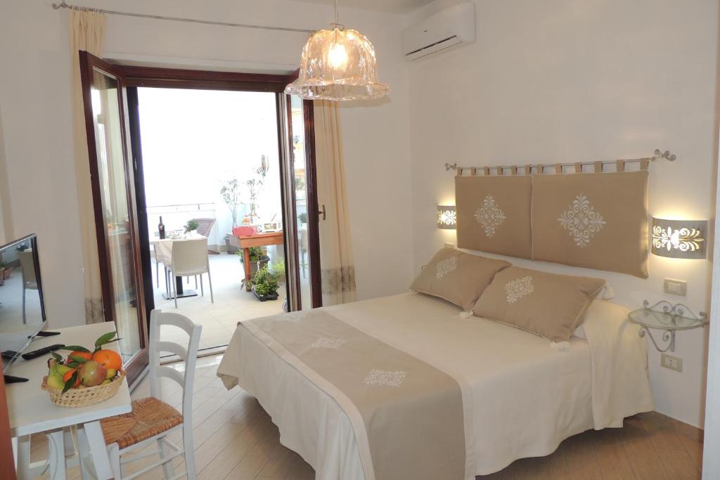 奥里斯塔诺La Terrazza的一间卧室配有一张床和一张带镜子的桌子