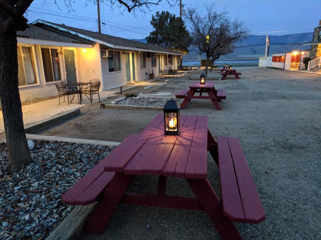伊莎贝拉湖Lakeview Motel的一张野餐桌,上面有灯