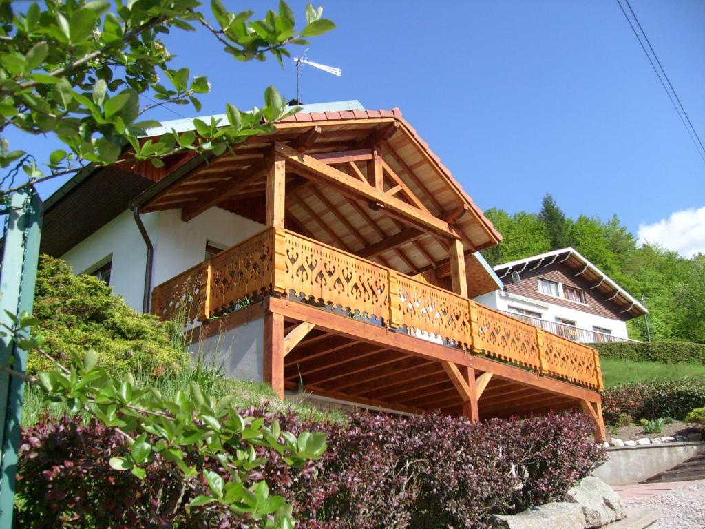 勒蒂约Chalets Julien的房屋的顶部设有木制阳台