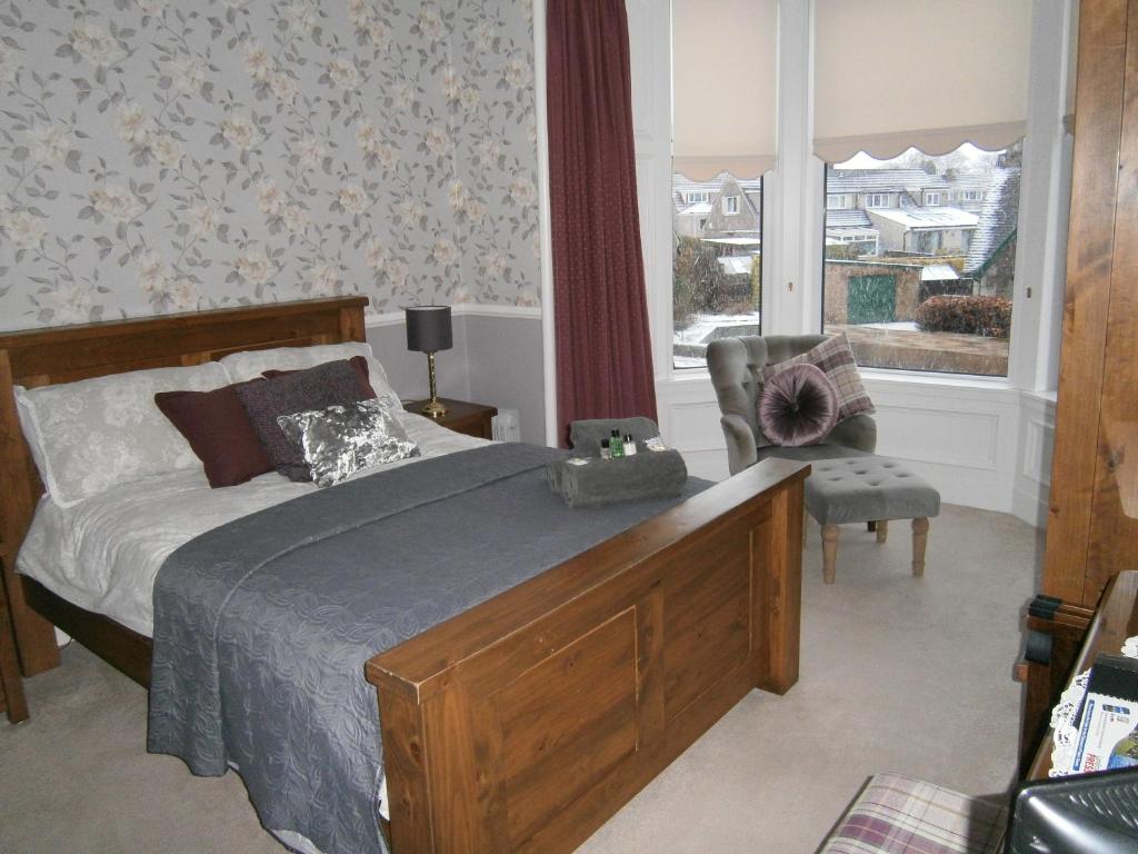 珀斯阿里塞格旅馆的卧室配有床、椅子和窗户。