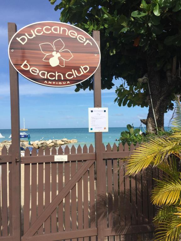 Dickenson Bay海盗海滩俱乐部的海滩俱乐部的标志,以海洋为背景