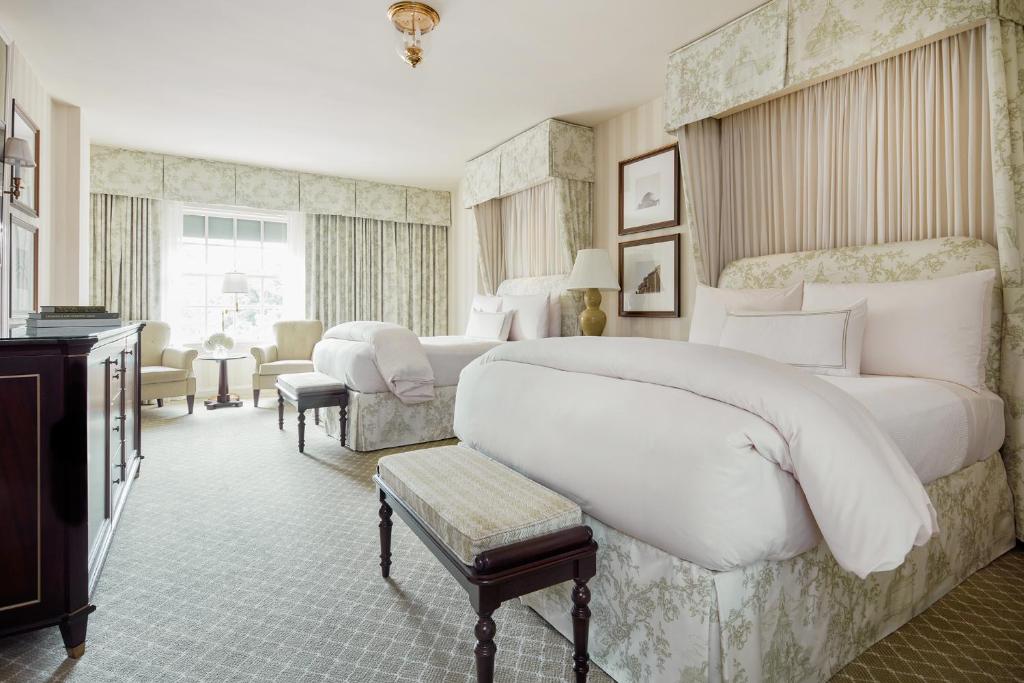 华盛顿亚当斯甘草酒店的一间大卧室,配有两张床和大窗户