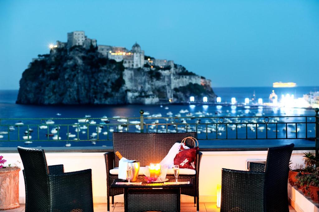 伊斯基亚乌丽赛酒店的一张桌子,上面放着饮料,享有海景