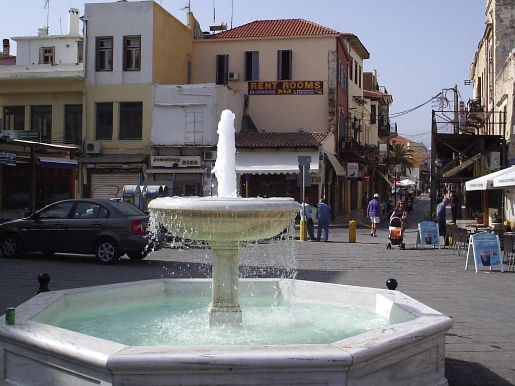 干尼亚皮娅住宿酒店的街道中央的喷泉