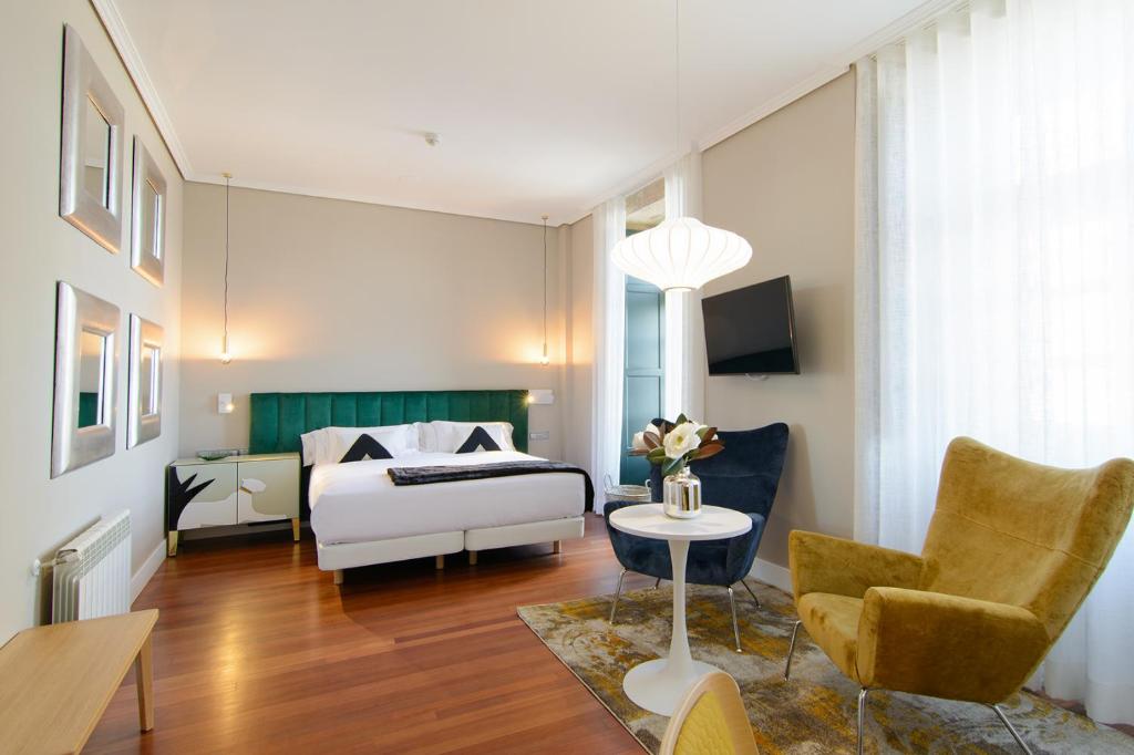 巴约讷Pazo de Mendoza的一间卧室设有一张床和一间客厅。