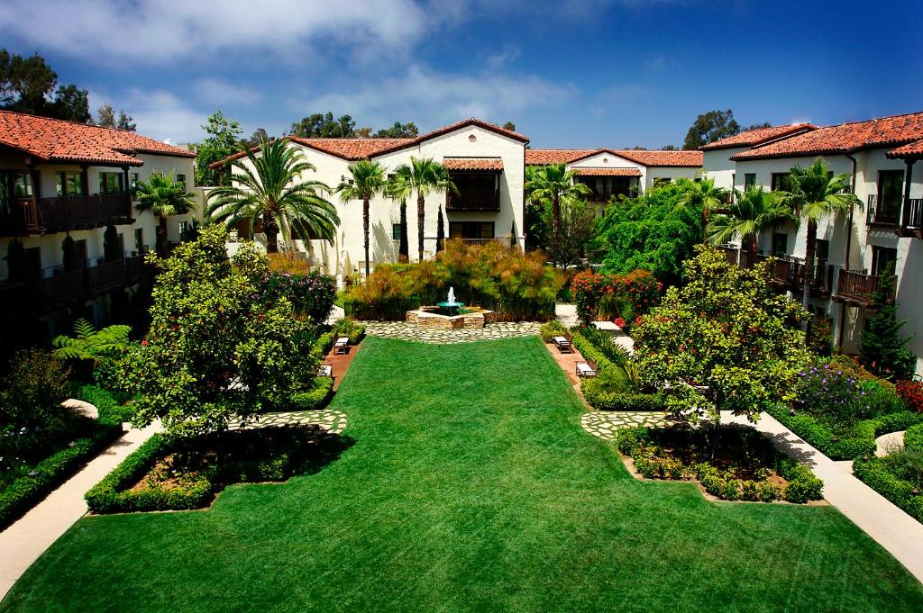 圣地亚哥拉霍亚埃斯坦守Spa酒店的享有花园的空中景致,花园内种有草地和树木