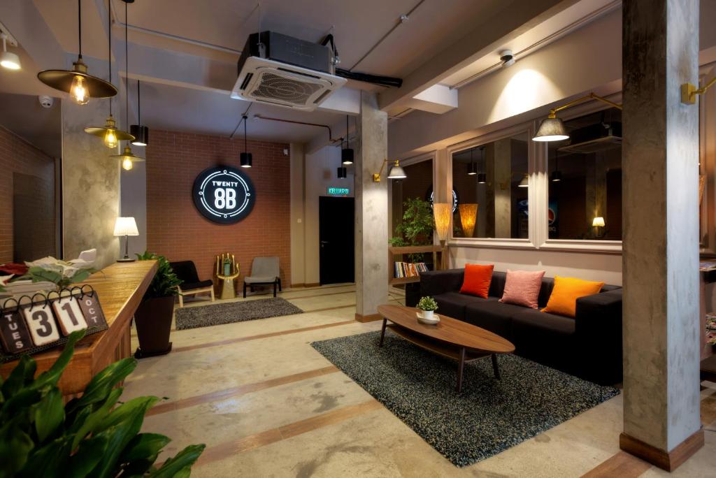 吉隆坡二十八B酒店的客厅配有沙发和桌子
