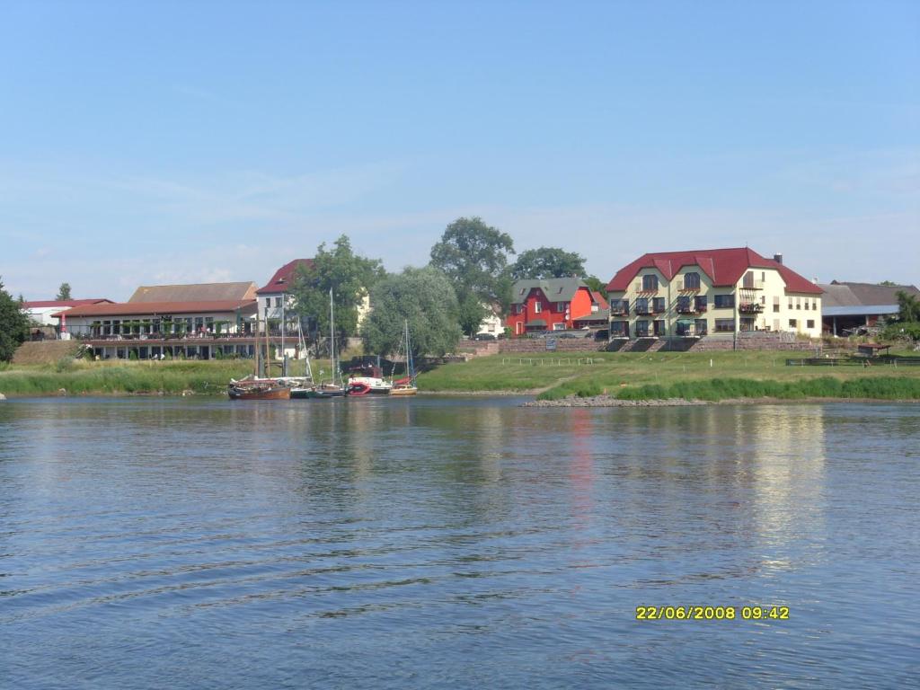 德绍布拉姆巴赫埃布特拉森酒店的河岸上的一群房子