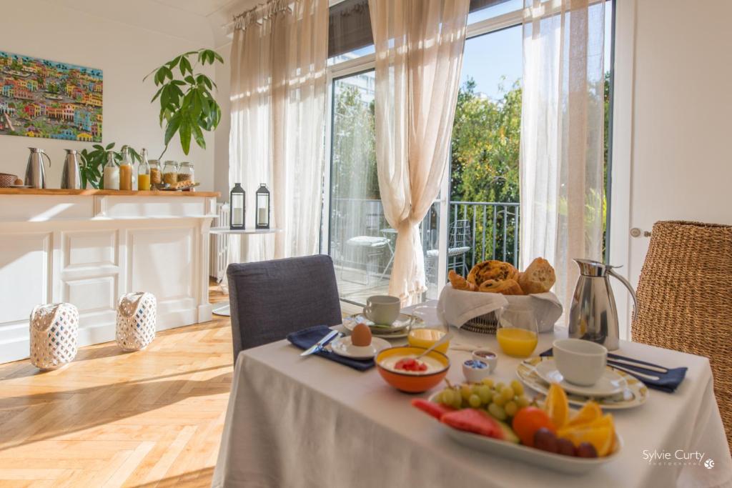 拉罗谢尔Villa Verde La Rochelle的一张桌子,上面放着一碗水果和一碗面包