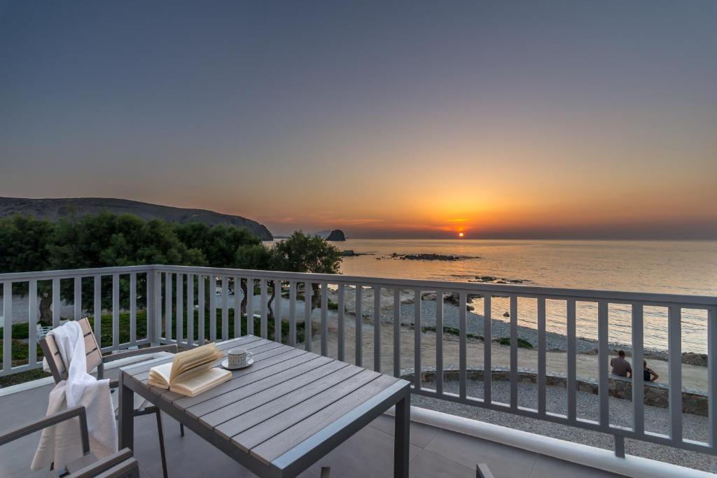 阿波罗尼亚Milos Waves Luxury Apartments的海景阳台上的桌椅