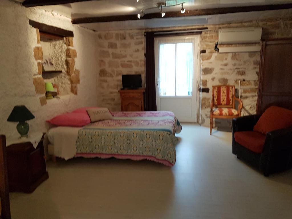 Gevry拉伯纳迪艾尔住宿加早餐旅馆的卧室配有床、椅子和窗户。