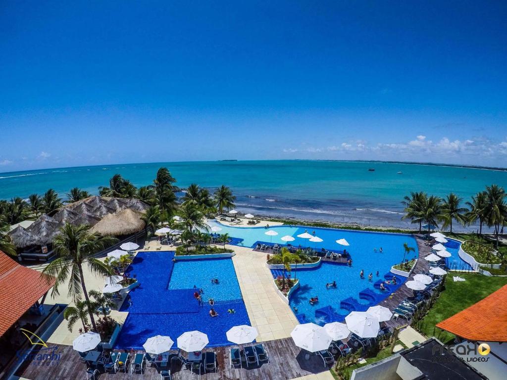 嘎林海斯港塞拉姆比度假酒店的享有带游泳池和海洋的度假村的空中景致