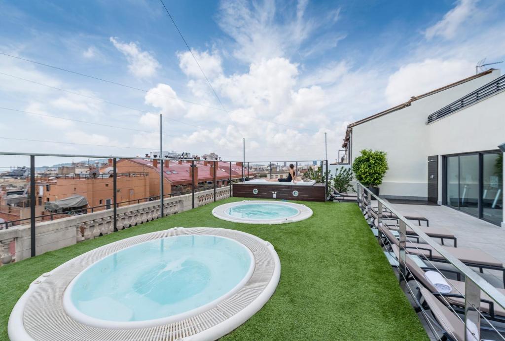巴塞罗那巴塞罗那中心酒店的建筑物屋顶上的热水浴池