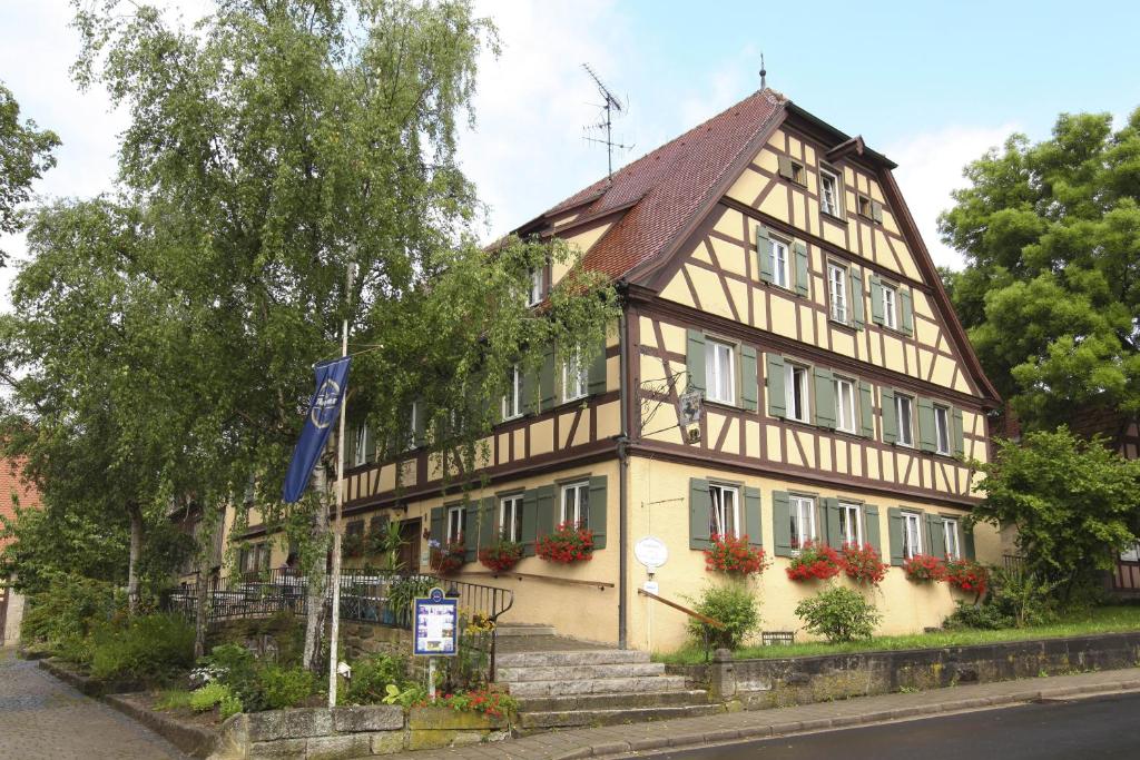罗滕堡Landhotel Schwarzes Ross的一面有旗帜的建筑