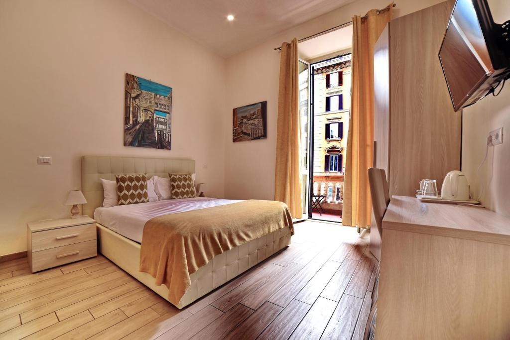 罗马科拉迪尔旅馆的一间卧室设有一张床和一个大窗户