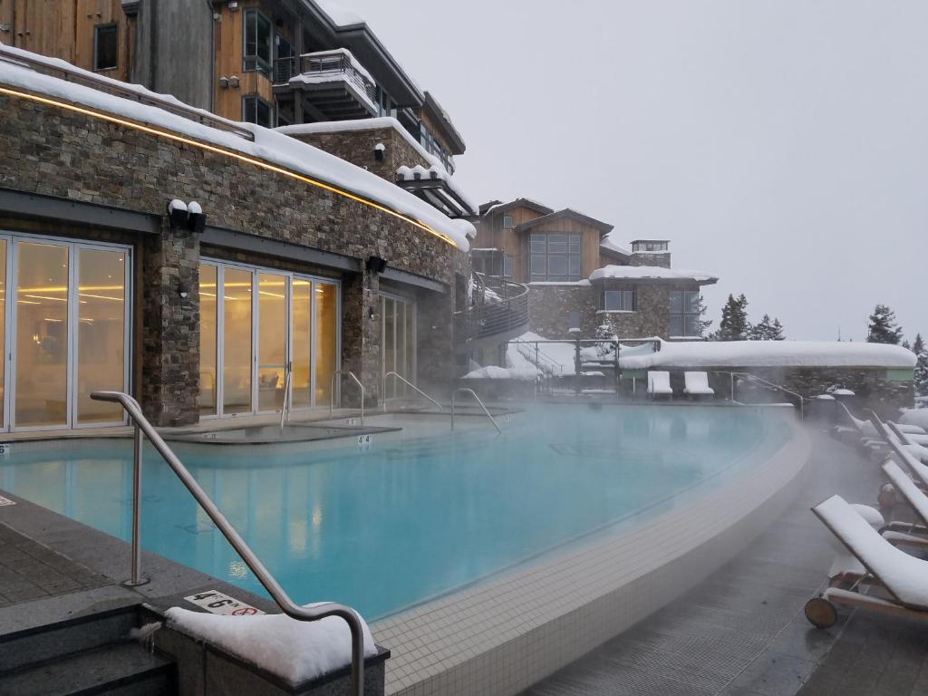 帕克城Stein Eriksen Residences的一座大游泳池,里面积雪