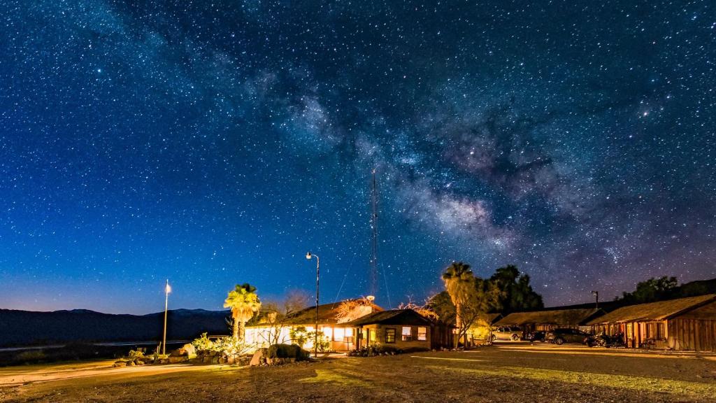Panamint SpringsPanamint Springs Motel & Tents的星空中流 ⁇ 的夜