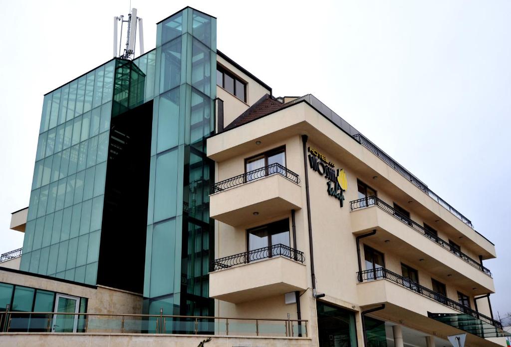 索非亚微多苏拉莱酒店的一座玻璃建筑